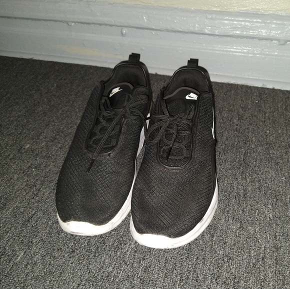 Nike basketball sneaker - Picture 2 of 4